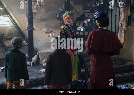 Mary Poppins liefert ist eine bevorstehende Amerikanische Fantasy Musical Film unter der Regie von Rob Marshall und von David Magee geschrieben, aus einer Geschichte von Magee, Marshall und John DeLuca. Dieses Foto ist nur für den redaktionellen Gebrauch bestimmt und unterliegen dem Copyright der Film Company und/oder der Fotograf durch den Film oder die Produktion Firma zugewiesen und kann nur reproduziert durch Veröffentlichungen im Zusammenhang mit der Förderung der oben genannten Film. Eine obligatorische Gutschrift auf dem Film Firma ist erforderlich. Der Fotograf sollte auch angerechnet werden, wenn bekannt. Stockfoto
