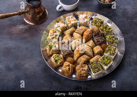 Traditionelle östliche Süßigkeiten - baklava und Köstlichkeiten mit Kaffee. Stockfoto