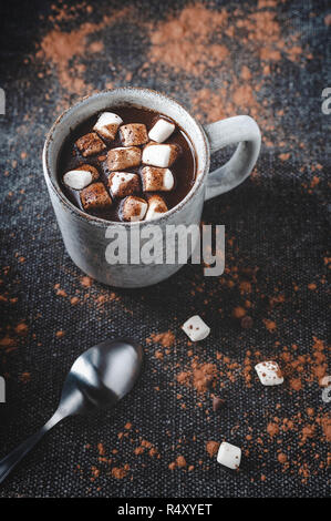 Hot Johannisbrot Drink mit Löffel, Johannisbrot Chips und carob Pulver in den Hintergrund. Stockfoto