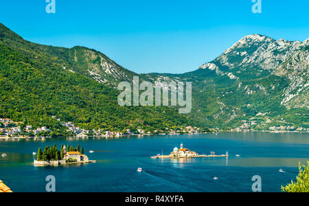 Saint George und Unserer Lieben Frau von den Felsen, zwei kleinen Inseln in der Bucht von Kotor, Montenegro Stockfoto