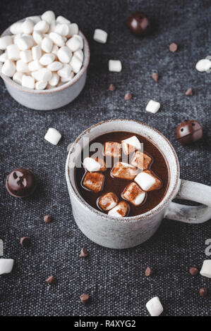 Hot Johannisbrot trinken gekrönt mit Marshmallows, eine kostenlose Alternative zu Schokolade. Stockfoto