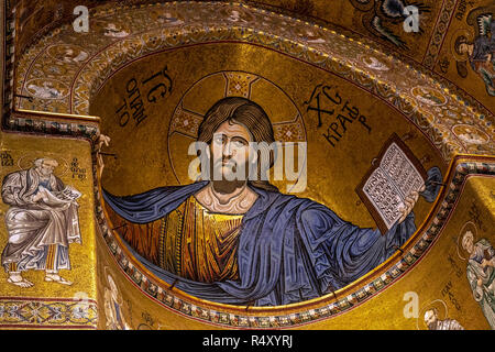 Christus Pantokrator Mosaik in der Apsis der Kathedrale von Monreale, Sizilien, Italien Stockfoto