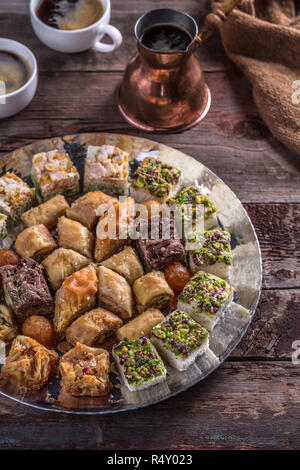Traditionelle arabische Süßigkeiten - baklava und Köstlichkeiten mit Kaffee. Stockfoto