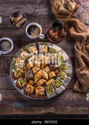 Traditionelle östliche Süßigkeiten - baklava und Köstlichkeiten mit Kaffee. Stockfoto