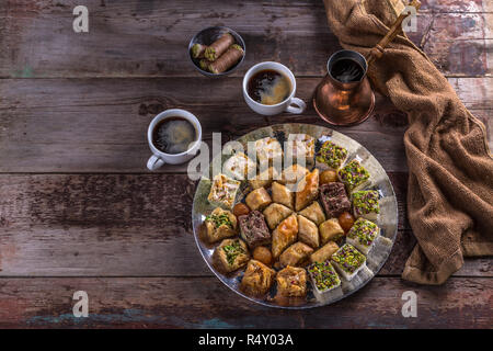 Baklava mit Pistazien und Honig im traditionellen Platte, Platz kopieren Stockfoto