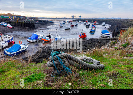 Fischerboote strandete bei Ebbe in Paddys Loch Hafen, an einem kalten Herbsttag Teesmouth Cleveland Redcar, Großbritannien festmacher Seil im Vordergrund, gespult Stockfoto