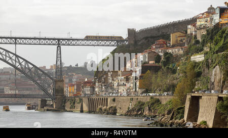 Alte Porto Douro Fluss Grenze sehen, mittelalterliche Fernandina Wand- und einem traditionellen Viertel vor D.Luis Iron Bridge. Stockfoto