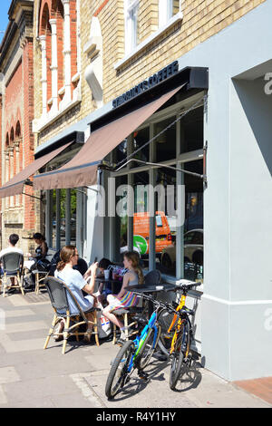 Familie außerhalb von Starbucks Café sitzen, Randolph Avenue, Maida Vale, Westminster, London, England, Vereinigtes Königreich Stockfoto