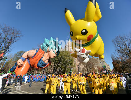 Die Son Goku und Pikachu Ballone sind während der 2018 Macy's Thanksgiving Day Parade in New York, USA, an November 22, 2018 gesehen. Stockfoto