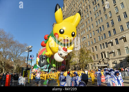 Ein Urlaub Pikachu Ballon auf der 92. jährlichen Thanksgiving Day Parade von Macy's anzusehen in New York am Nov. 22, 2018. Stockfoto