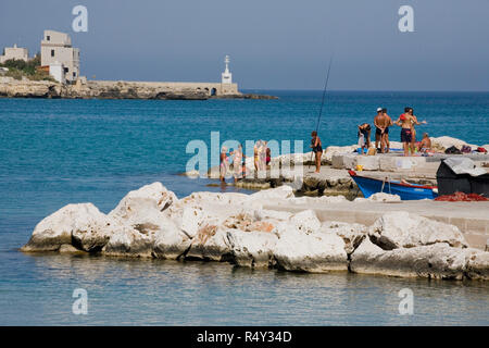 Der innere Hafen von Otranto, von der Stadt Strand, Apulien, Italien Stockfoto