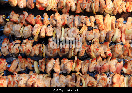 Appetitlich schaschlik Nahaufnahme. Gekochtes Schweinefleisch. Mittagessen vom Grill im Freien. Gegrillte Cubes von Schweinefleisch. Schaschlik vorbereitet auf Grill über Kohle Stockfoto