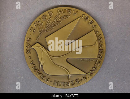 Tschechoslowakische Medaille widmet sich der Friedensfahrt (1964) auf dem Display an der tschechisch-slowakischen Ausstellung (die Böhmisch-sächsische Schweiz - slovenská výstava) im Nationalmuseum (Národní Muzeum) in Prag, Tschechische Republik. Das Rennen war eine jährliche mehrere Bühne Radrennen der Ostblockstaaten von der Tschechoslowakei, der DDR und Polen. Die Ausstellung über die 100-Jahrfeier der Tschechoslowakei gewidmet wird bis zum 30. Juni 2019. Stockfoto