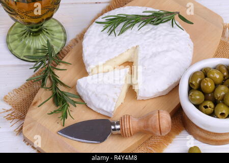 Camembert mit Weißwein Stockfoto