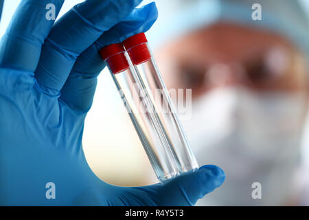 Männliche Wissenschaftler halten in Arm leere Durchstechflaschen closeup Stockfoto