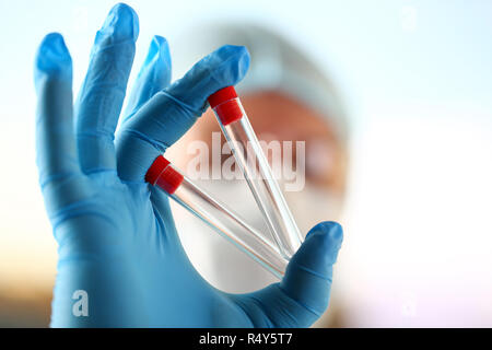 Männliche Wissenschaftler halten in Arm leere Durchstechflaschen closeup Stockfoto