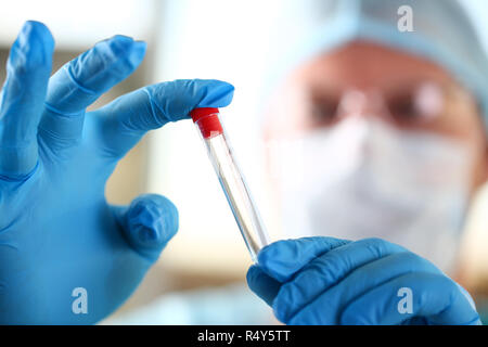 Männliche Wissenschaftler halten in Arm leere Durchstechflaschen closeup Stockfoto