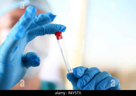 Männliche Wissenschaftler halten in Arm leere Durchstechflaschen closeup Stockfoto