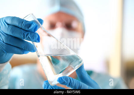 Männliche Wissenschaftler halten in Arm leere Durchstechflaschen closeup Stockfoto