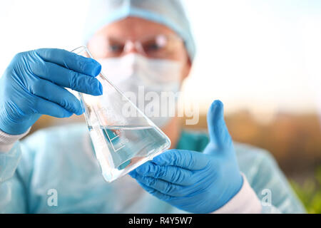 Männliche Wissenschaftler halten in Arm leere Durchstechflaschen closeup Stockfoto