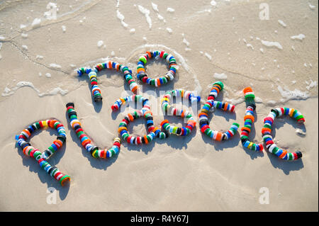 Kein Kunststoff Sensibilisierungsmaßnahmen in bunten Schriftzug von der Flasche Oberseiten am Strand gefunden Stockfoto