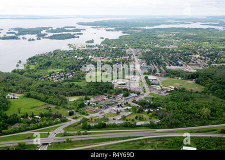 Luftaufnahme von Gananoque, Ontario, Kanada. Die Stadt ist als Tor zu den tausend Inseln der Region, an der Grenze zwischen den USA und Kanada gesehen. Stockfoto