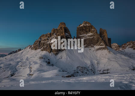 Einzigartige Nacht und Winter Berglandschaft des Tre Cime di Labaredo, beliebte Sehenswürdigkeiten in Italien Stockfoto