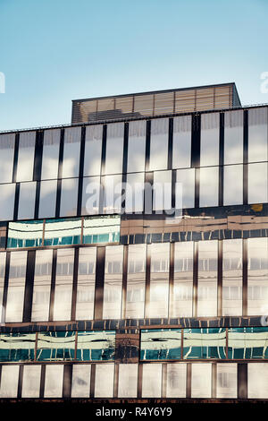 Nahaufnahme einer modernen Fassade, Farbe getonte Bild. Stockfoto