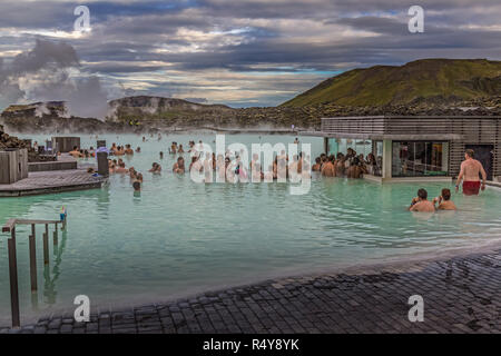 Touristen genießen die Gewässer im Blue Lagoon geothermalen Spa in Island, in einem Lavafeld in der Nähe von Grindavík entfernt auf der Halbinsel Reykjanes. Stockfoto