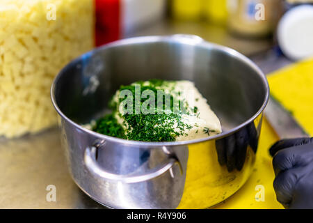 Geschnittener Dill Auf die Butter in der Steel Pot - Küche Stockfoto