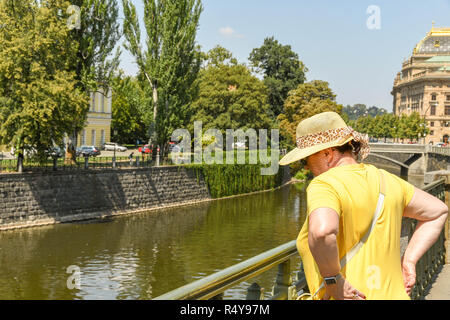 Prag, tschechische Republik - September 2018: Touristen auf der Suche nach unten auf Teil der Moldau in Prag. Stockfoto