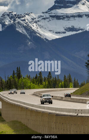 EN ROUTE REVELSTOKE zu Lake Louise, AB JUNI 2018: Pkw und Lkw Schnee vorbei schneebedeckte Berge auf dem Trans Canada Highway Annäherung an den Lake Louise, Stockfoto