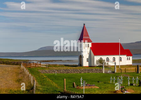 Eine typische rote überdachte Kirche in der westlichen Fjorde Islands. Stockfoto