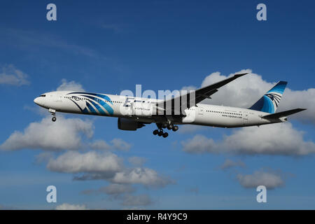 LONDON, ENGLAND - NOVEMBER 2018: Egyptair Boeing 777 Jet über zu landen am Flughafen London Heathrow. Stockfoto