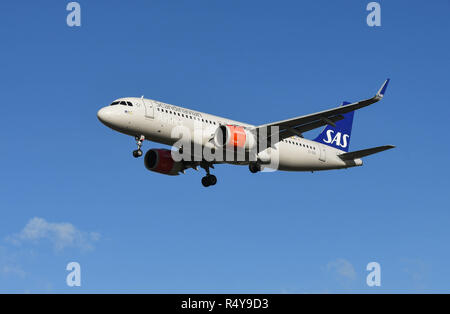 LONDON, ENGLAND - NOVEMBER 2018: Die skandinavischen Fluggesellschaften Airbus A320 in Land am Flughafen London Heathrow. Stockfoto