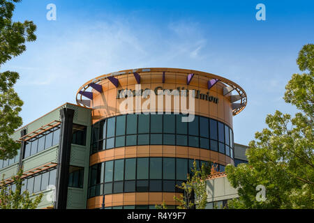 BREMERTON, Washington State, USA - JUNI 2018: Außenansicht des Kitsap Credit Union Bürogebäude im Zentrum von Bremerton, WA. Stockfoto