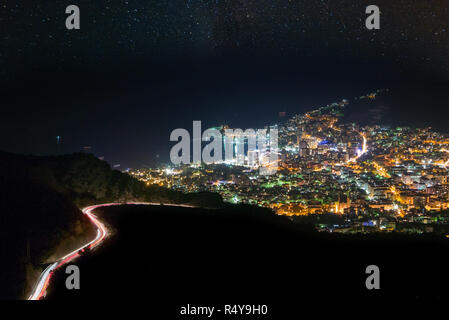 Beleuchtete Stadt unter freiem Sternenhimmel, Budva, Adria Küste Stockfoto
