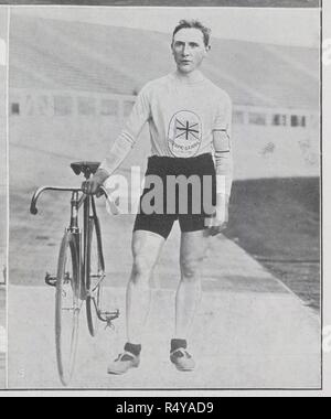 C.B. Kingsbury (Großbritannien), der Gewinner der 20 Kilometer Radfahren, nach einem tollen Rennen, die von sechs Zoll. Clarence Brickwood Kingsbury. Britische Titel Radfahrer, der die Goldmedaille in der 20 Kilometer gewonnen sowie in das Team der Verfolgung als Mitglied des britischen Teams. Illustrierte Sport & dramatische Nachrichten. Juli 1908 18. Foto aus einer Zeitung auf der Olympischen Sommerspiele 1908 in London. Quelle: Illustrierte Sport & dramatische Nachrichten, Seite 803 ausführlich beschrieben. Sprache: Englisch. Stockfoto