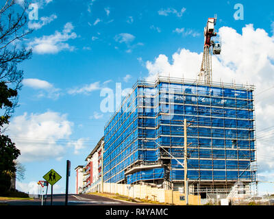Blue Sky Perspektive auf die Entwicklung neuer home Einheiten Baustelle bei 47 Beane St. Gosford, New South Wales, Australien. Baustelle Fortschritte. Stockfoto