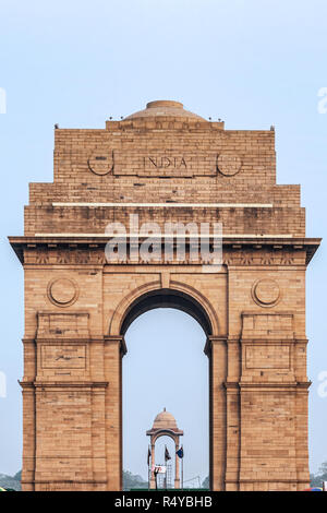 India Gate ist ein Denkmal für die 70.000 Soldaten der britischen Armee, die in den Zeitraum 1914 starb - 21 im Ersten Weltkrieg in Neu Delhi, Ind entfernt Stockfoto