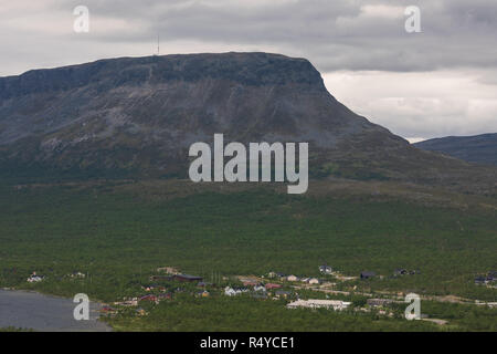 Riesige Saana fiel in das Dorf Kilpisjärvi in Lappland, Finnland Stockfoto