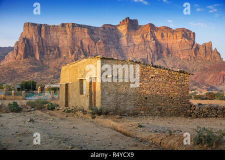 Häuser in einem Dorf in Hawzen woreda Tigray Region, Äthiopien und die Gheralta Berge. Stockfoto