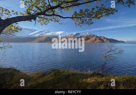 Schottische Landschaft mit Blick auf Ladhar Bheinn und Loch Hourn Stockfoto