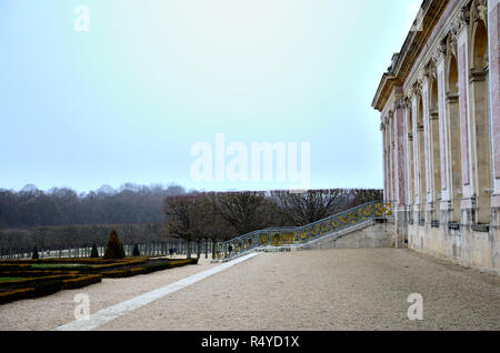 Schloss von Versailles. Segelfliegen und blau Treppen, Palast mit Säulen, Blick auf den Garten mit Symmetrie und geometrischen Merkmale Stockfoto