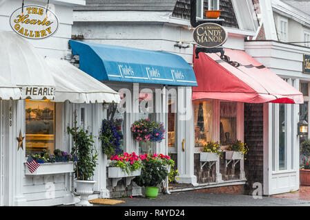 Charmante Geschäfte entlang der Hauptstraße, Chatham, Cape Cod, Massachusetts, USA. Stockfoto