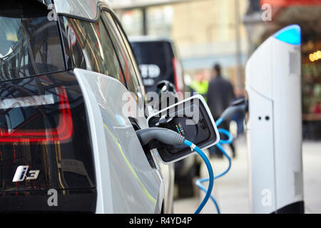 Elektroauto an eine Ladestation in London, UK. Stockfoto