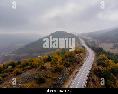 Mountain Road im Wald Stockfoto