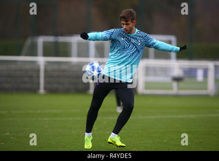 Enfield, UK. 28 Nov, 2018. Mauricio Pochettino während UEFA Youth League Match zwischen den Tottenham Hotspur und Inter Mailand an Hotspur Weg, Enfield. FA Premier League und der Football League Bilder unterliegen dem DataCo Lizenz EDITORIAL NUR VERWENDEN Keine Verwendung mit nicht autorisierten Audio-, Video-, Daten-, Spielpläne (außerhalb der EU), Verein/liga Logos oder "live" Dienstleistungen. On-line-in-Verwendung beschränkt auf 45 Bildern (+15 in zusätzliche Zeit). Kein Einsatz zu emulieren, bewegte Bilder. Keine Verwendung in Wetten, Spiele oder einzelne Verein/Liga/player Publikationen Quelle: Aktion Foto Sport/Alamy leben Nachrichten Stockfoto