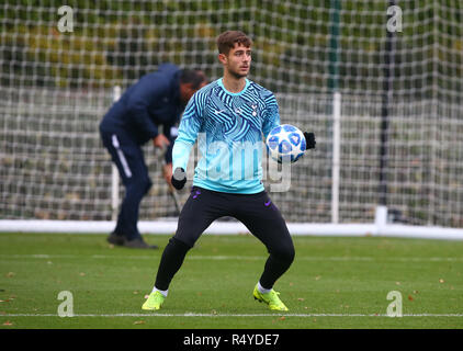 Enfield, UK. 28 Nov, 2018. Mauricio Pochettino während UEFA Youth League Match zwischen den Tottenham Hotspur und Inter Mailand an Hotspur Weg, Enfield. FA Premier League und der Football League Bilder unterliegen dem DataCo Lizenz EDITORIAL NUR VERWENDEN Keine Verwendung mit nicht autorisierten Audio-, Video-, Daten-, Spielpläne (außerhalb der EU), Verein/liga Logos oder "live" Dienstleistungen. On-line-in-Verwendung beschränkt auf 45 Bildern (+15 in zusätzliche Zeit). Kein Einsatz zu emulieren, bewegte Bilder. Keine Verwendung in Wetten, Spiele oder einzelne Verein/Liga/player Publikationen Quelle: Aktion Foto Sport/Alamy leben Nachrichten Stockfoto