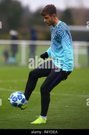 Enfield, UK. 28 Nov, 2018. Mauricio Pochettino während UEFA Youth League Match zwischen den Tottenham Hotspur und Inter Mailand an Hotspur Weg, Enfield. FA Premier League und der Football League Bilder unterliegen dem DataCo Lizenz EDITORIAL NUR VERWENDEN Keine Verwendung mit nicht autorisierten Audio-, Video-, Daten-, Spielpläne (außerhalb der EU), Verein/liga Logos oder "live" Dienstleistungen. On-line-in-Verwendung beschränkt auf 45 Bildern (+15 in zusätzliche Zeit). Kein Einsatz zu emulieren, bewegte Bilder. Keine Verwendung in Wetten, Spiele oder einzelne Verein/Liga/player Publikationen Quelle: Aktion Foto Sport/Alamy leben Nachrichten Stockfoto